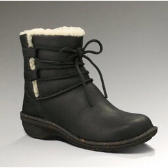 UGG Womens Sz 6 Caspia Black Leather Shearling Lined Waterproof Winter Boots - Picture 1 of 9